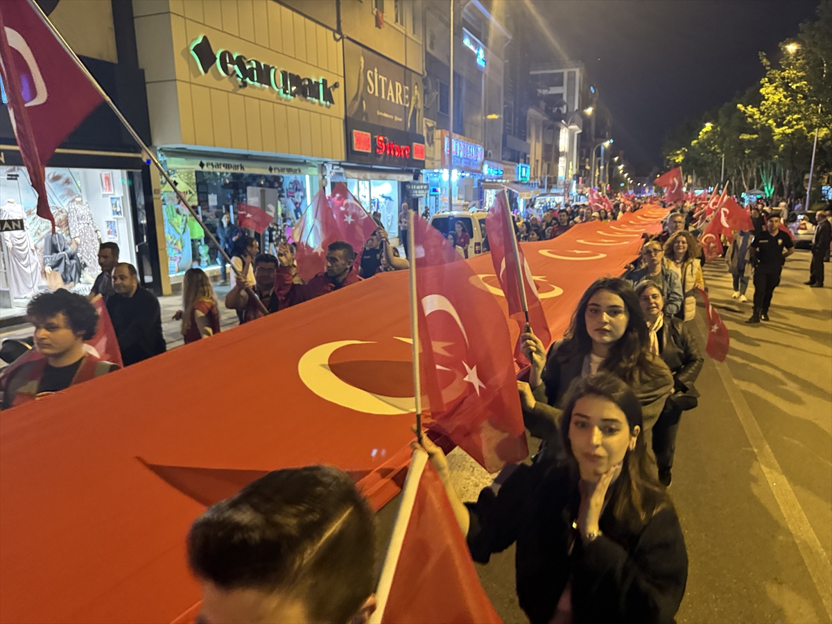 1000 metrelik Türk bayrağıyla "Gençlik Yürüyüşü" yapıldı