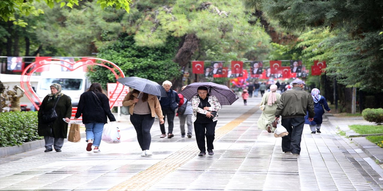 Edirne'de sağanak nedeniyle bazı cadde ile sokaklarda su birikintileri oluştu.