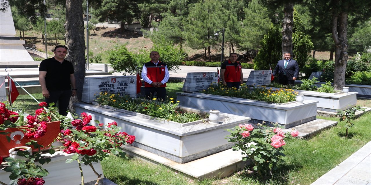 Amasya Aile ve Sosyal Hizmetler İl Müdürlüğü tarafından şehit mezarlarında karekod uygulaması başlatıldı.
