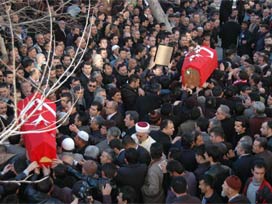 Kazada ölen BBP'liler toprağa verildi