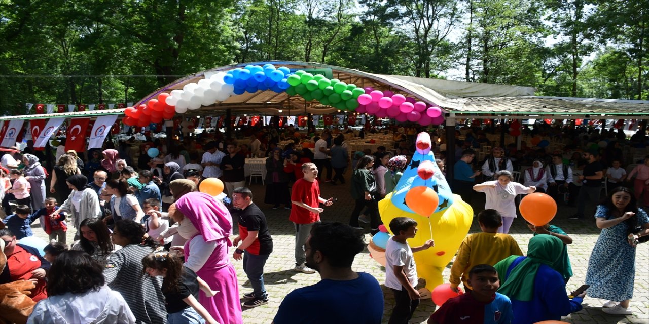 Düzce'de "Engelsiz Yaşam Pikniği"ne katılan özel gereksinimli birey ve aileleri, çeşitli aktivitelerle eğlenceli vakit geçirdi.