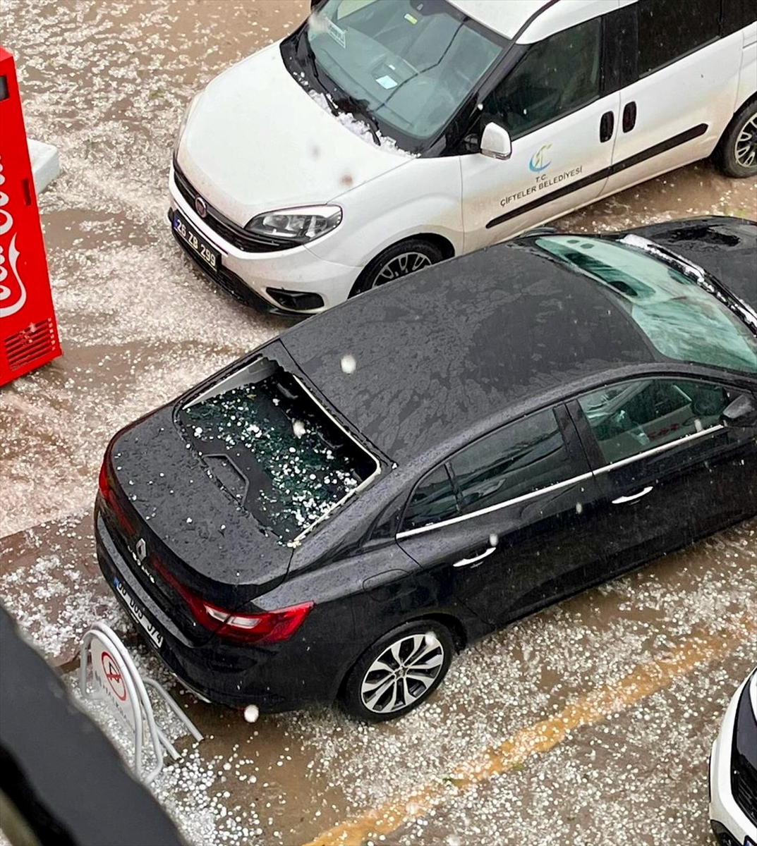 Çifteler'de yağan dolu bazı araçlara zarar verdi