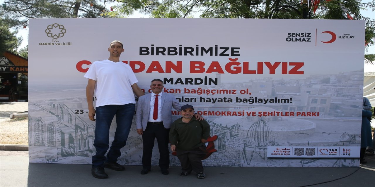 Mardin'de Valilik ve Türk Kızılay işbirliğiyle "Birbirimize candan bağlıyız" sloganı ile kan bağışı kampanyası düzenlendi.
