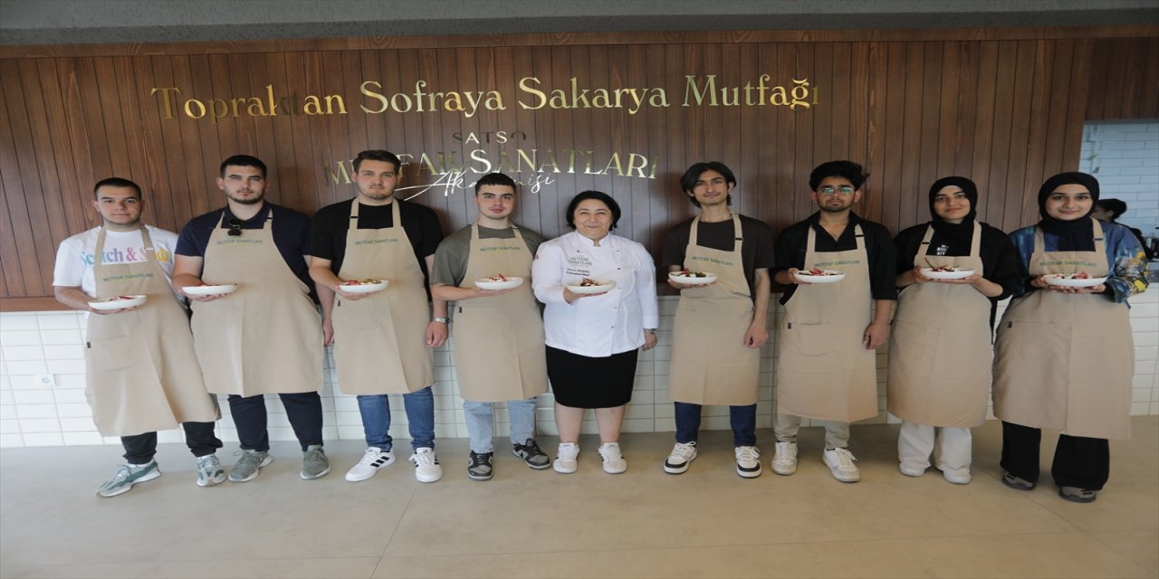 Sakarya'da yabancı uyruklu üniversite öğrencileri, Türk Mutfağı Haftası kapsamında düzenlenen atölyeye katıldı.