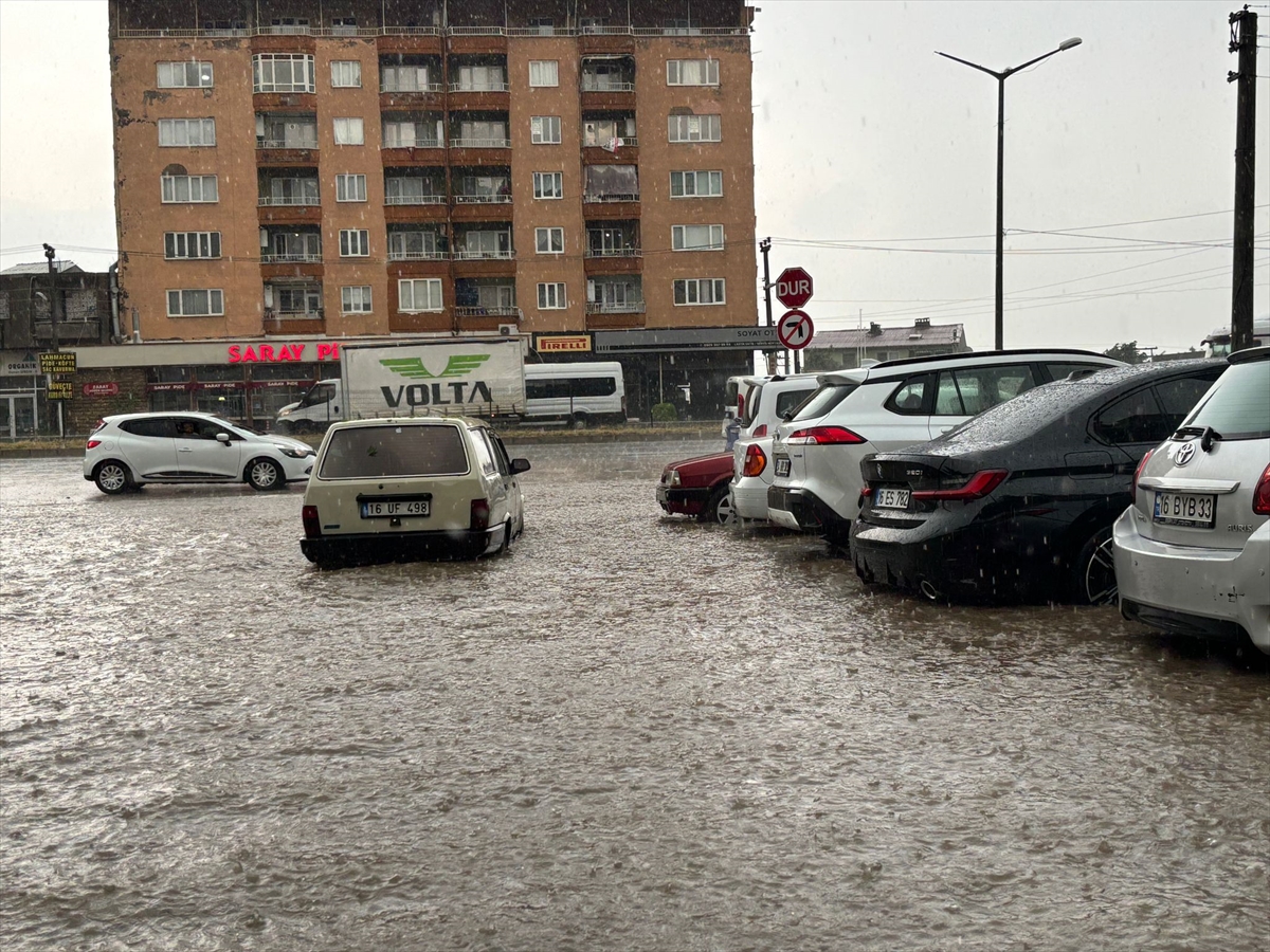 Bursa'da sağanak ve dolu hayatı olumsuz etkiledi