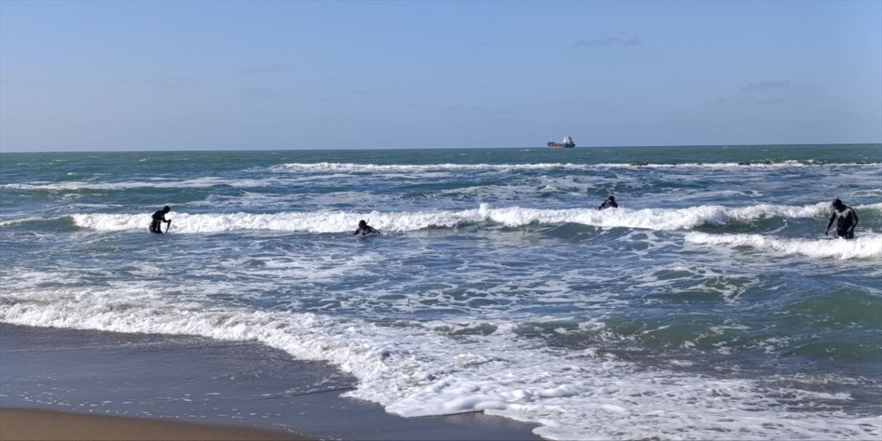 Sakarya'nın Karasu ilçesinde denize girdikten sonra kaybolan öğrenciyi arama çalışması başlatıldı.