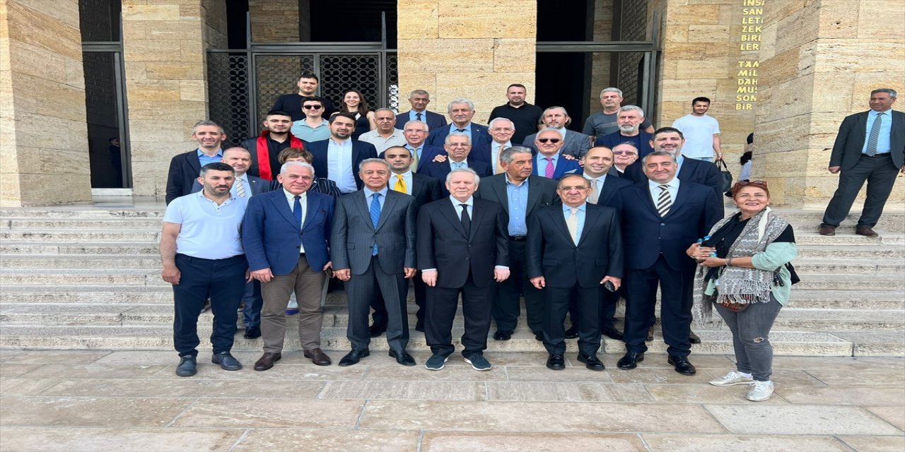 Fenerbahçe Kulübü Başkan Adayı Aziz Yıldırım, Anıtkabir'e ziyarette bulundu.