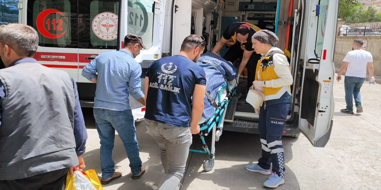 Siirt'in Şirvan ilçesinde "patpat" olarak tabir edilen tarım aracının devrilmesi sonucu 4 kişi yaralandı.