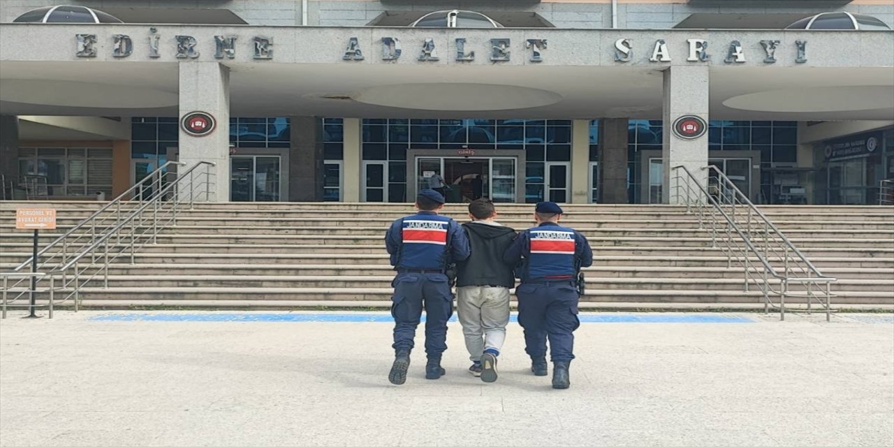 Edirne'de yurt dışına kaçmaya çalışan silahlı terör örgütü üyesi 3 zanlı gözaltına alındı.