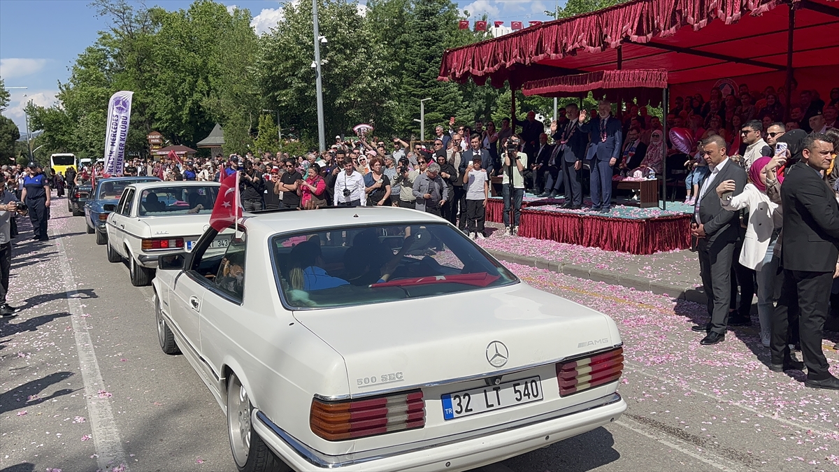 Klasik otomobil tutkunları Isparta'da buluştu