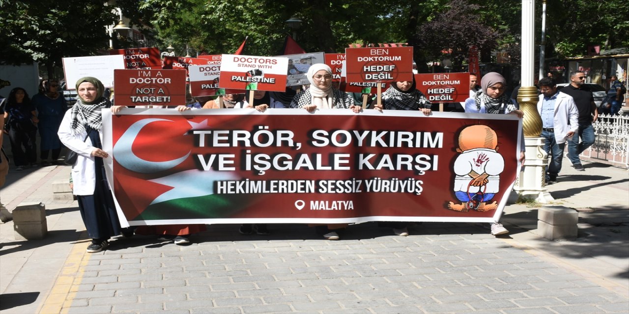 Malatya'da sağlık çalışanları düzenledikleri yürüyüşle İsrail'in Filistin'e yönelik saldırılarını protesto etti.