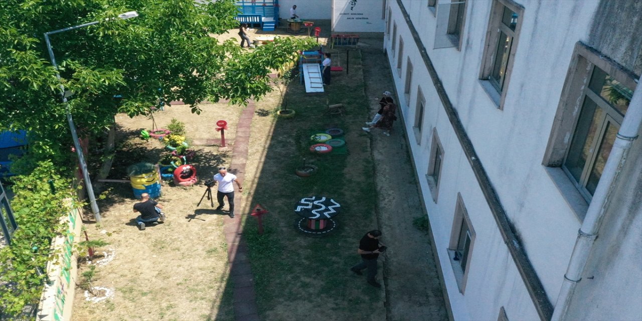 "Buranın malzemeleri tamamen atıklar toplanarak yapıldı."