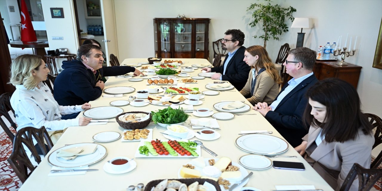 Belçika'nın başkenti Brüksel'de aralarında yabancıların da olduğu basın mensuplarına Türk kahvaltısını tanıtıldı.