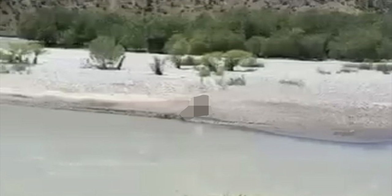 Şırnak'ta serinlemek için girdiği çayda boğulma tehlikesi geçirerek hastaneye kaldırılan öğretmen hayatını kaybetti.