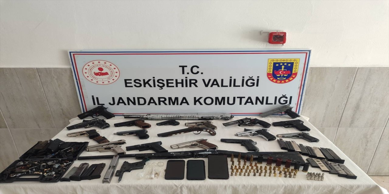 Eskişehir'in Odunpazarı ilçesinde, 13 ruhsatsız tabanca, 2 av tüfeği ele geçirildi, gözaltına alınan şüpheli tutuklandı.