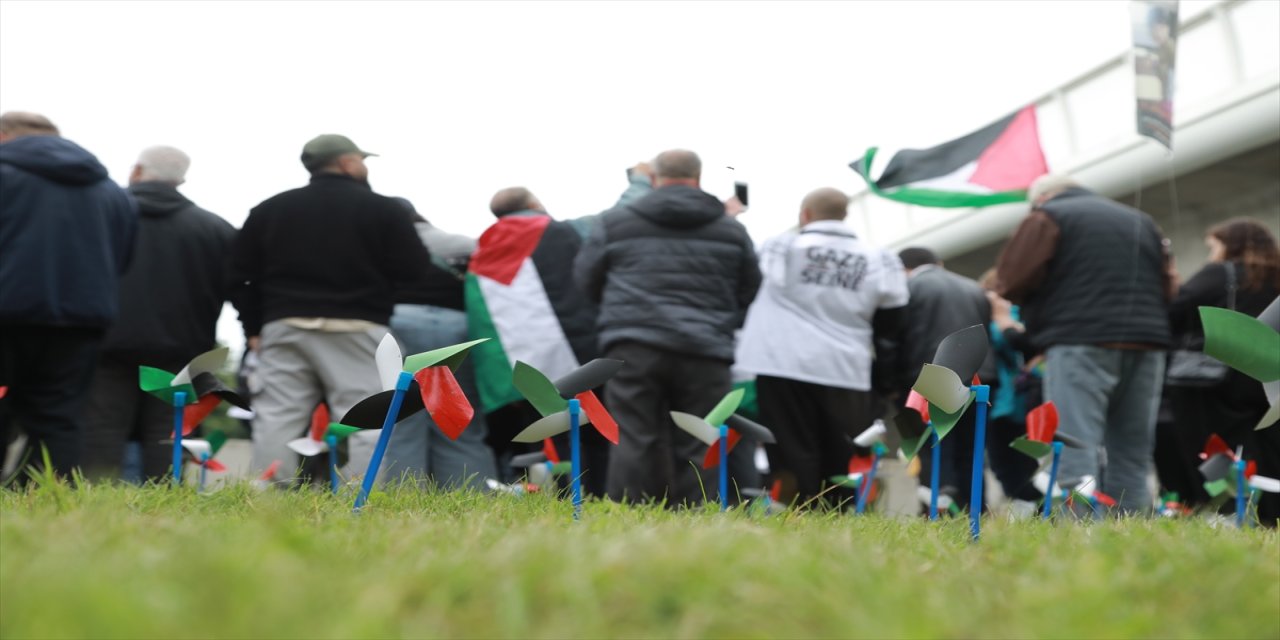 Fransa'da Sen Nehri üzerindeki bir limanda bir araya gelen yüzlerce kişi, Filistin'e destek gösterisi düzenledi.