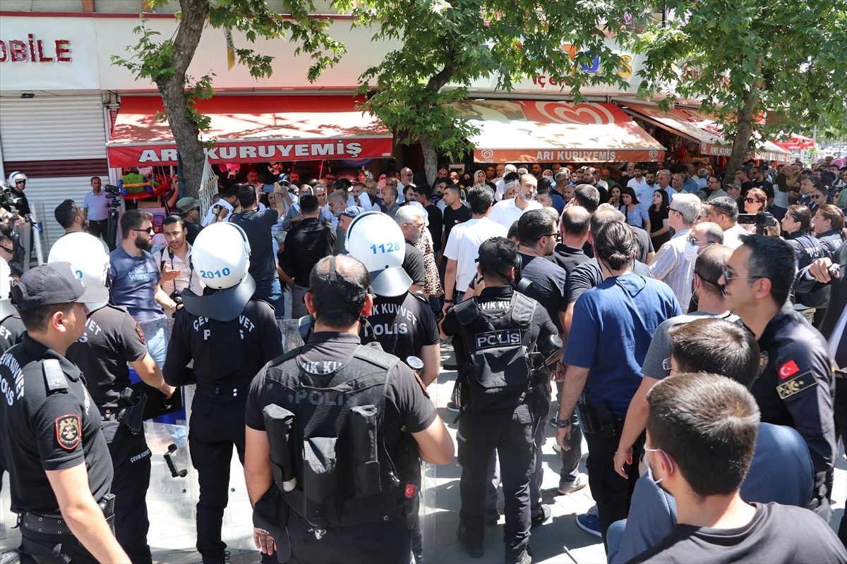 Batman'da izinsiz yürüyüş yapmak isteyen gruba polis müdahale etti