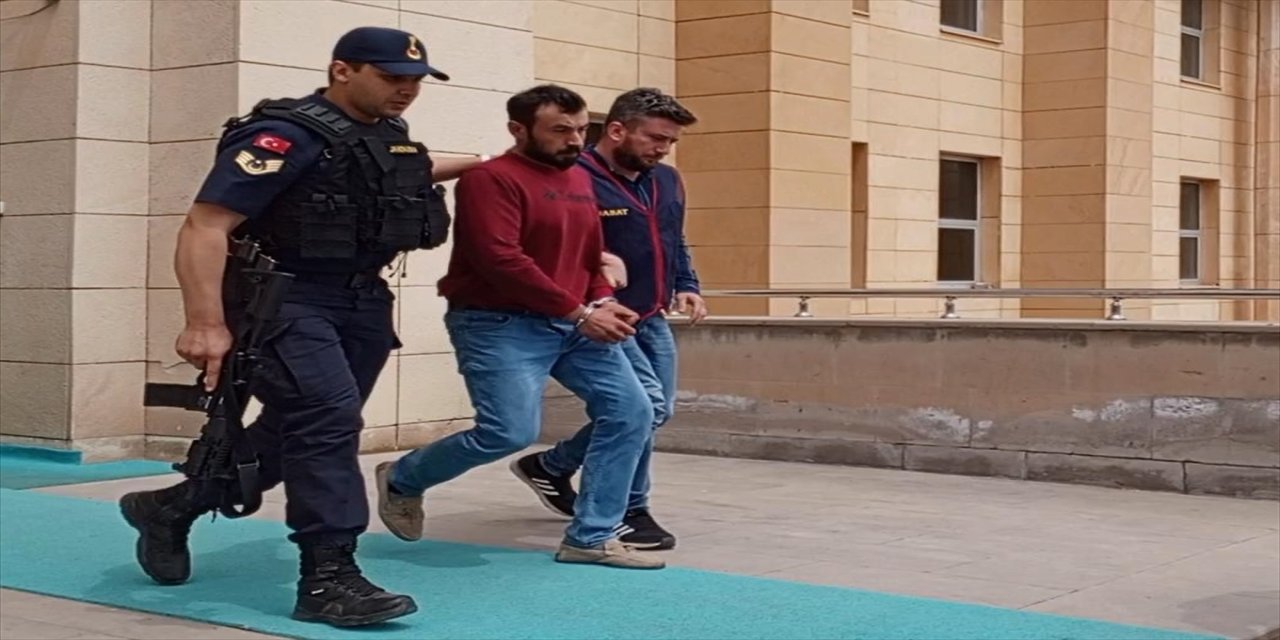 Sivas'ın Şarkışla ilçesinde çıkan silahlı kavgada 1 kişiyi öldüren, 2 kişiyi yaralayan zanlı tutuklandı.