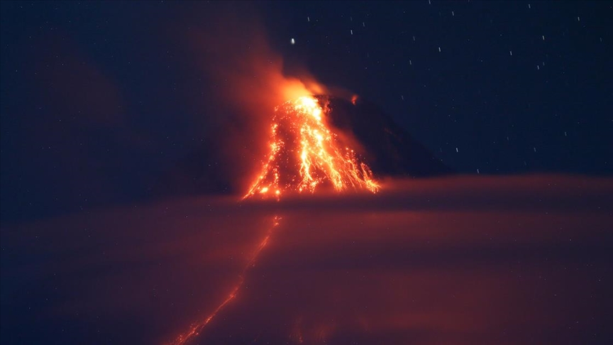 Filipinler'deki yanardağ patlamasının ardından yaklaşık 800 kişi tahliye edildi