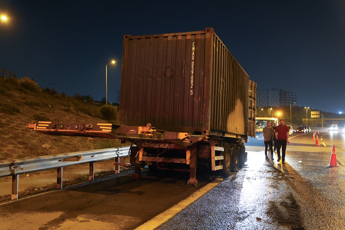Kuzey Marmara Otoyolu'nda bir tırın dorsesinde çıkan yangın söndürüldü