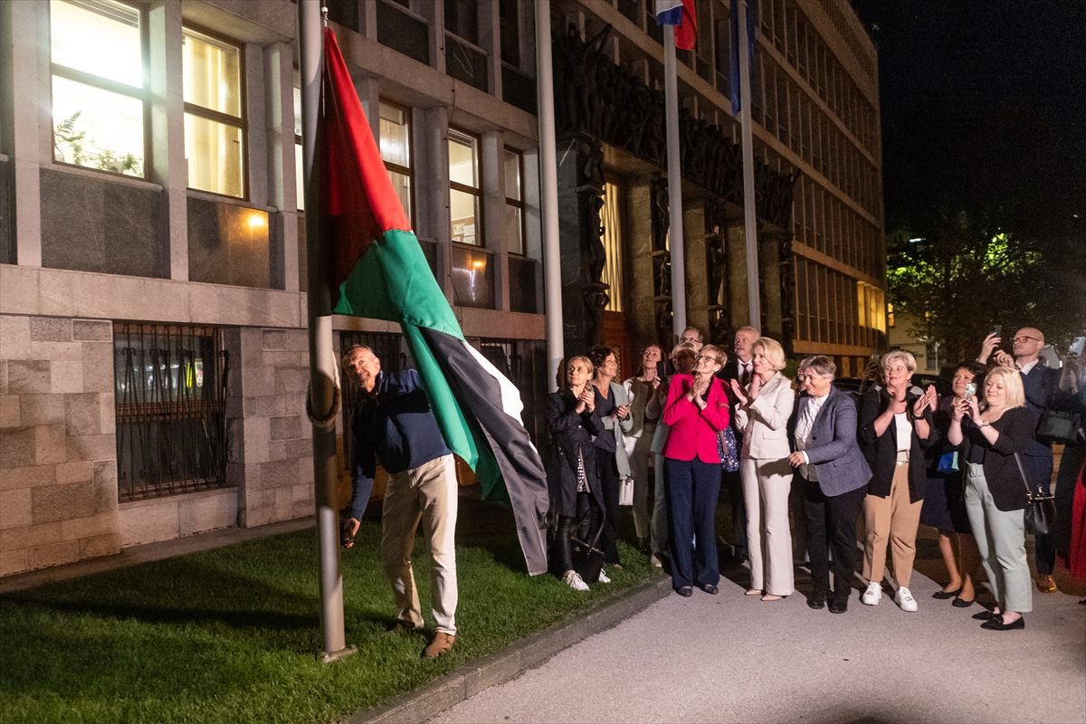 Slovenya'da devlet olarak tanınan Filistin'in bayrağı mecliste göndere çekildi