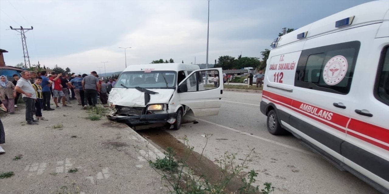 Sinop’un Boyabat ilçesinde minibüs ile traktörün çarpıştığı kazada 1 kişi öldü, 1 kişi de yaralandı.