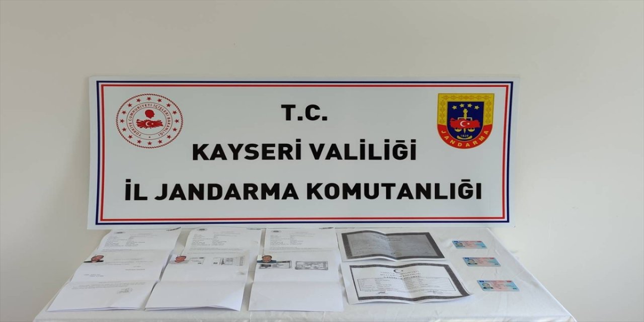 Ehliyet sınavında başkalarının yerine sınavlara girdirdikleri öne sürülen 4 şüpheli Kayseri'de yakalandı.