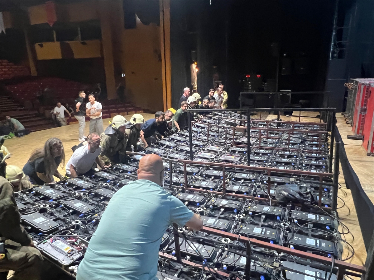 Mezuniyet töreni sırasında dijital pano devrildi