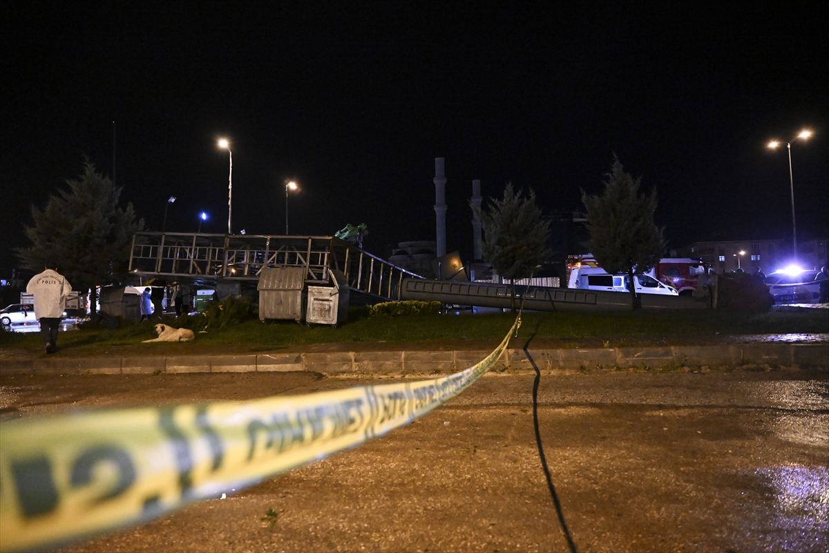 Başkentte devrilen reklam panosunun altında kalan 1 kişi öldü