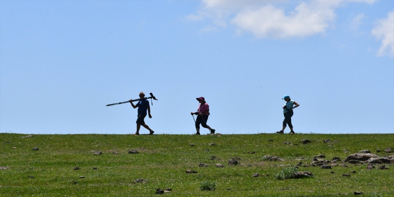 Kars'ın Sarıkamış ilçesindeki Asboğa Gölü, yerli ve yabancı turistleri ile kuş gözlemcilerini ağırlıyor.