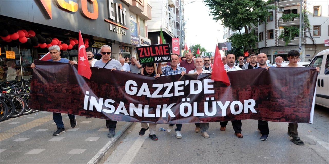 Bursa'nın Orhangazi ilçesinde, İsrail'in Gazze'ye yönelik saldırılarını protesto etmek amacıyla "sessiz yürüyüş" düzenlendi.