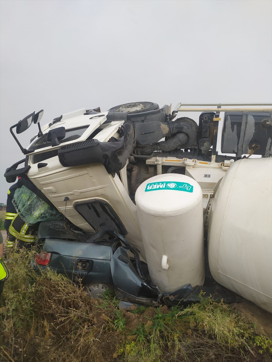 Çumra’da üzerine beton mikseri devrilen otomobilin sürücüsü öldü