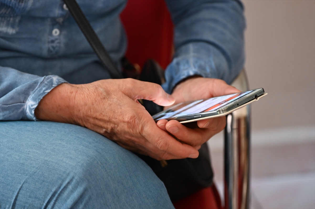 Cep telefonlarının aşırı kullanımı eklemlerde ve sinir dokusunda hasara yol açıyor