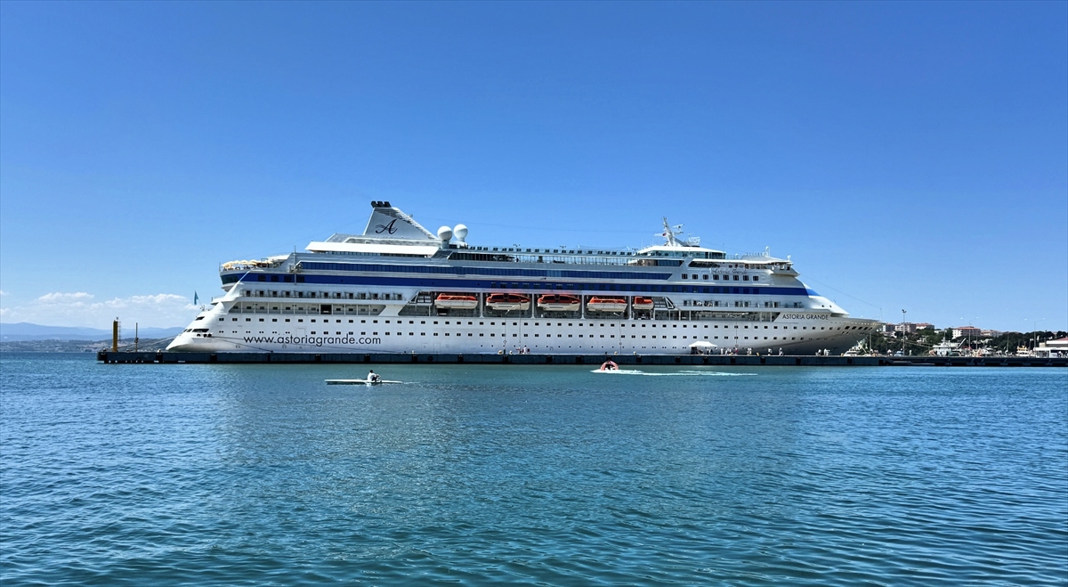 "Astoria Grande" 823 yolcusuyla Sinop'a geldi