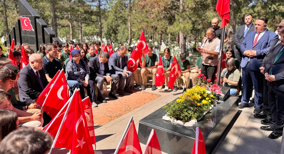 Milli Eğitim Bakanı Tekin, şehit öğretmen Aybüke Yalçın'ın kabrini ziyaret etti