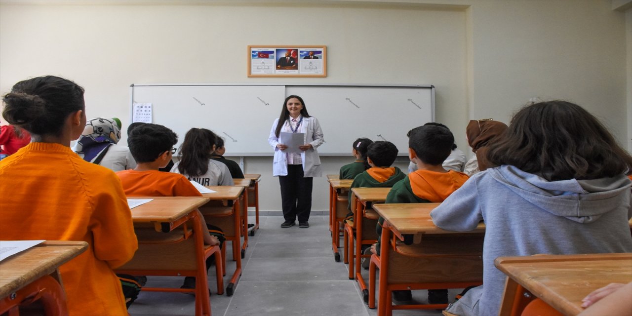 "Aileler çocuklarını hastaneye götüremediği zaman öğretmenlerimiz refakatçi oluyor,"