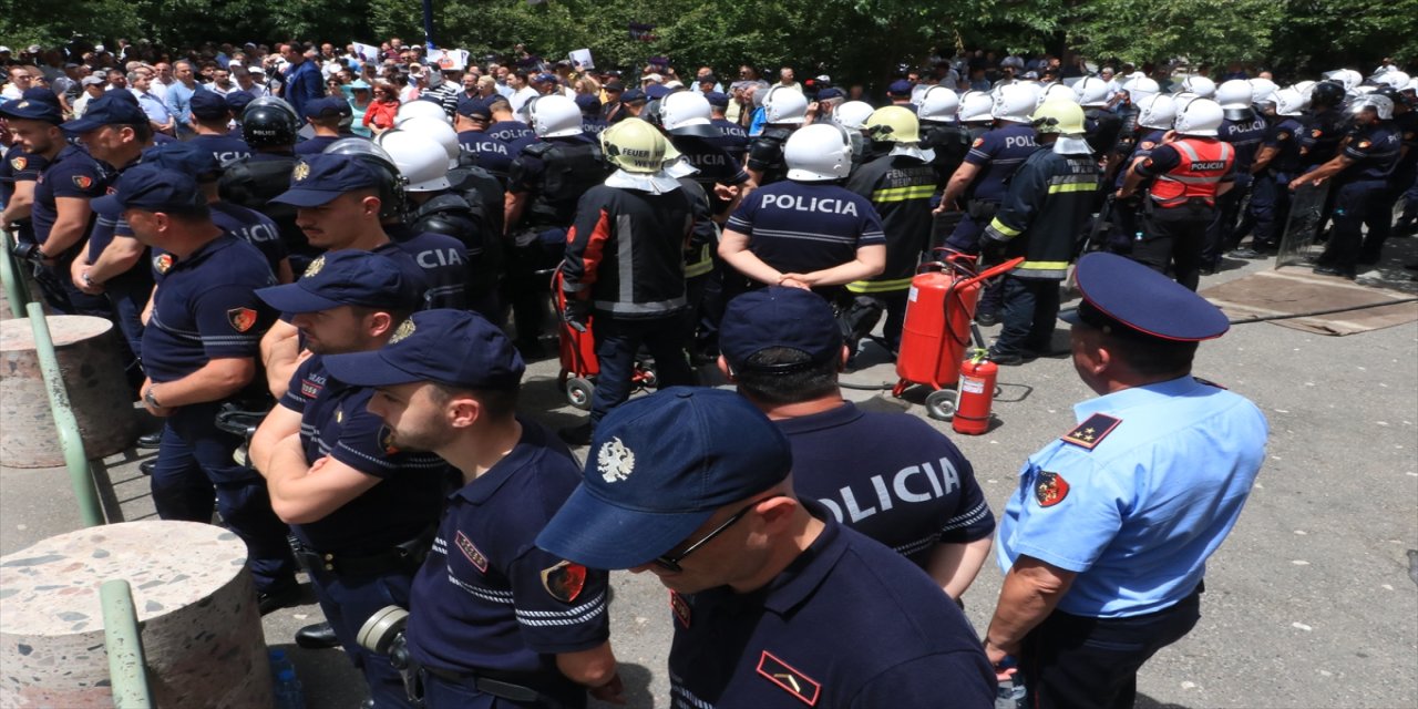 "Diktatörlüğü kabul etmiyoruz. Daha iyi bir gelecek için birleştik çünkü birleşerek kazanabiliriz."