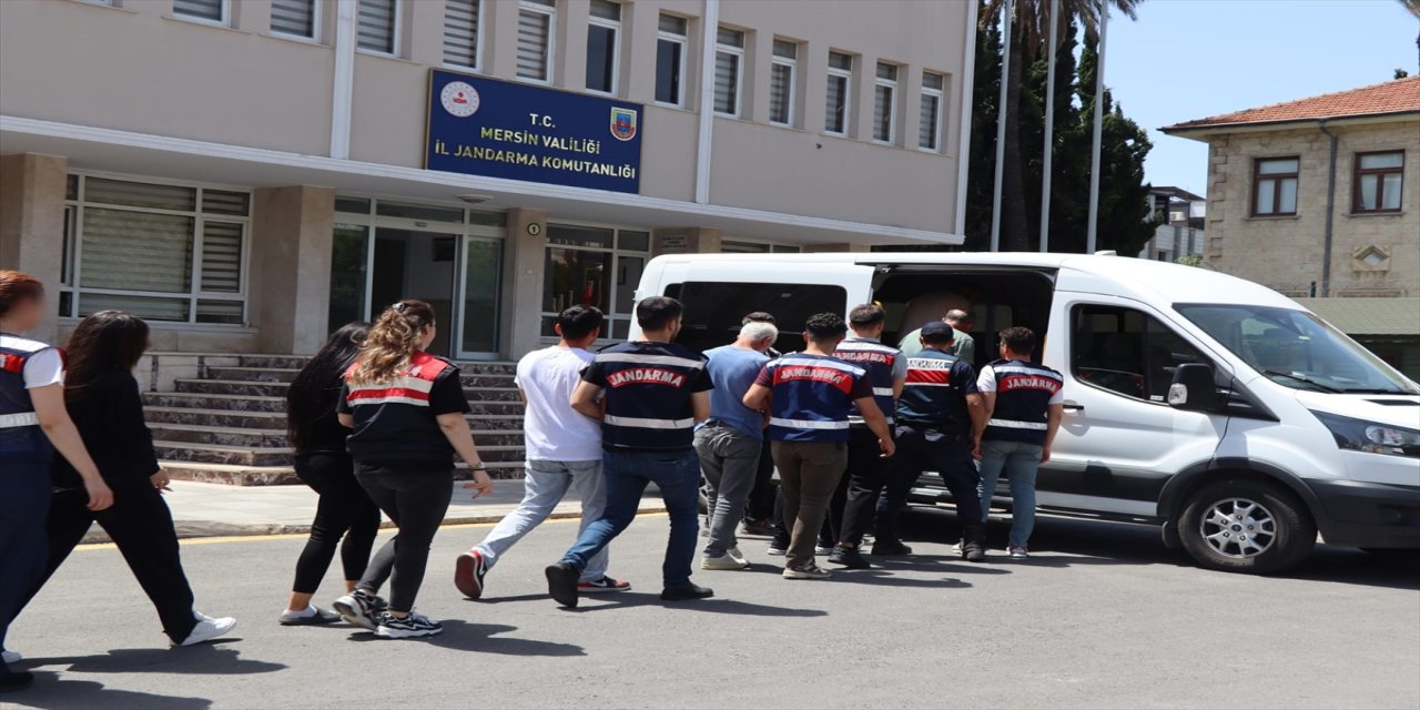 Mersin'de jandarma ekiplerinin yasa dışı bahis operasyonunda 11 şüpheli gözaltına alındı.
