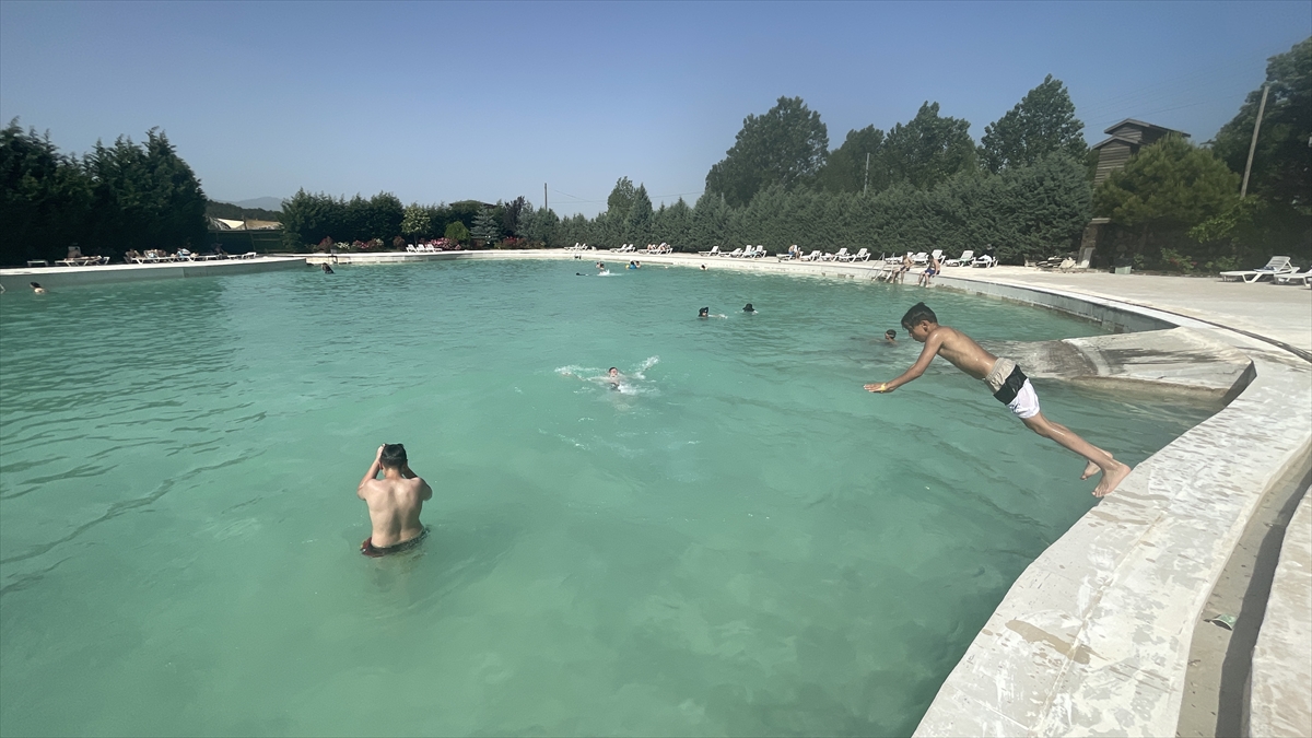 Bolu'da sıcaktan bunalanlar travertenlerdeki havuzlara girdi