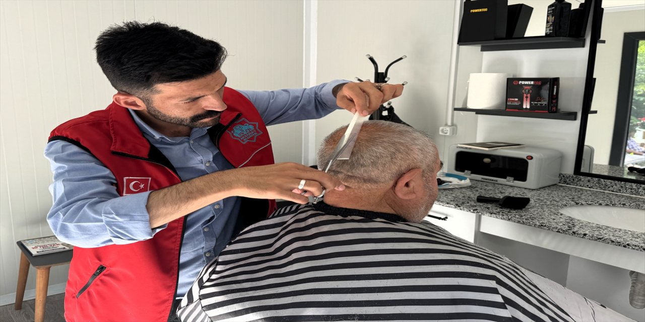 "Kentte saç ve sakal tıraşı olmanın ücreti ortalama 250 lira. Bizler burada ücretsiz bu hizmetten yararlanıyoruz"