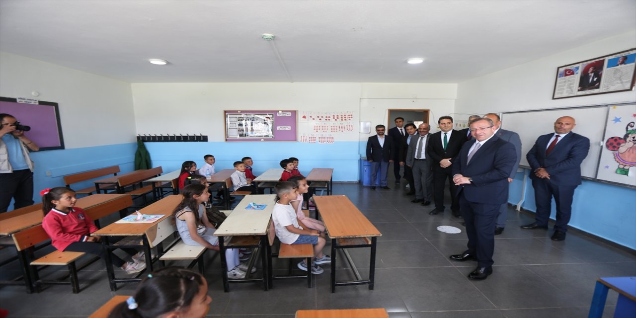 Erzurum, Ardahan, Tunceli, Kars, Iğdır, Erzincan ve Ağrı'daki okullarda karne töreni düzenlendi.