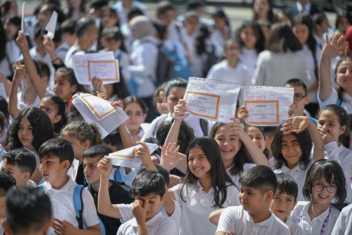 20 milyondan fazla öğrenci karnesini alarak yaz tatiline girdi