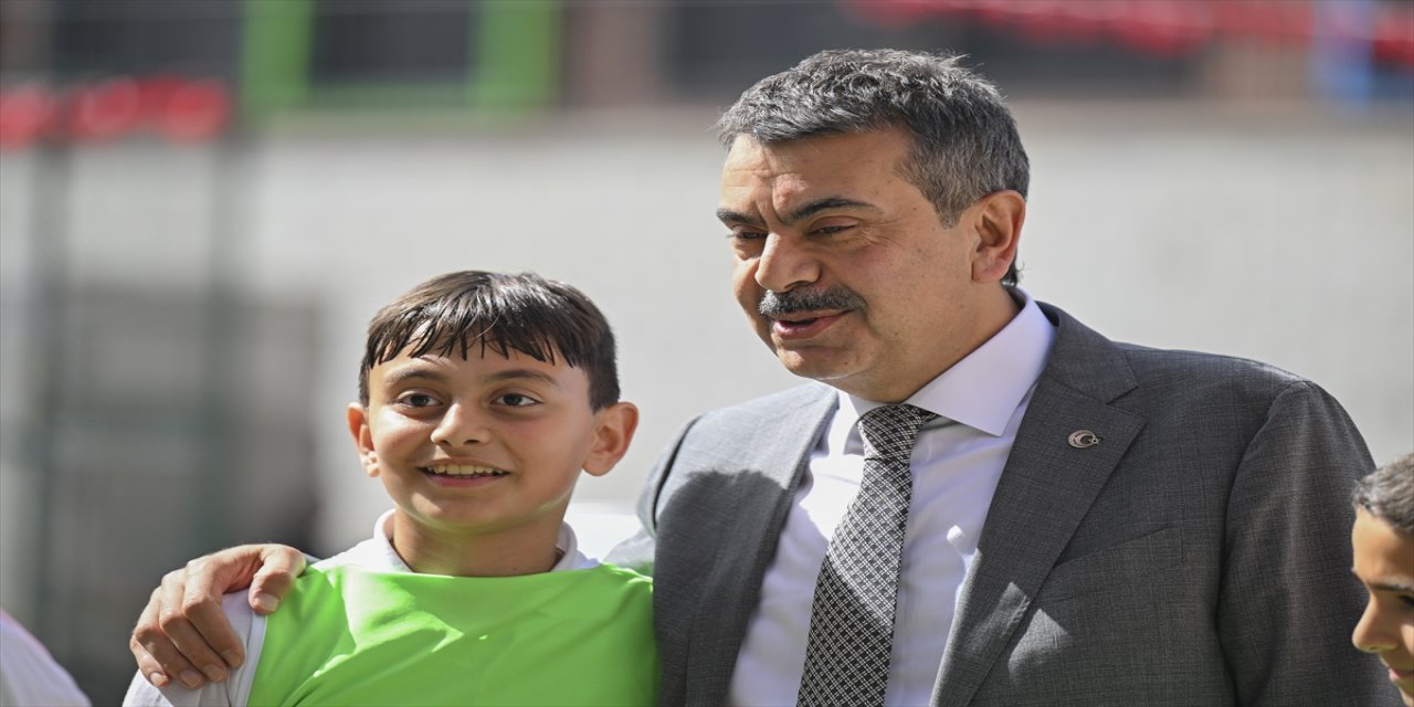 Milli Eğitim Bakanı Yusuf Tekin, Ankara'nın Etimesgut ilçesinde düzenlenen karne dağıtım törenine katıldı.