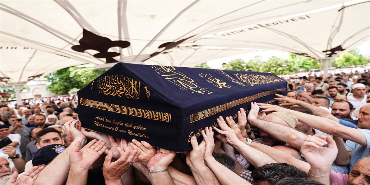 İlahiyatçı Yusuf Kavaklı, cenaze namazının ardından toprağa verildi.