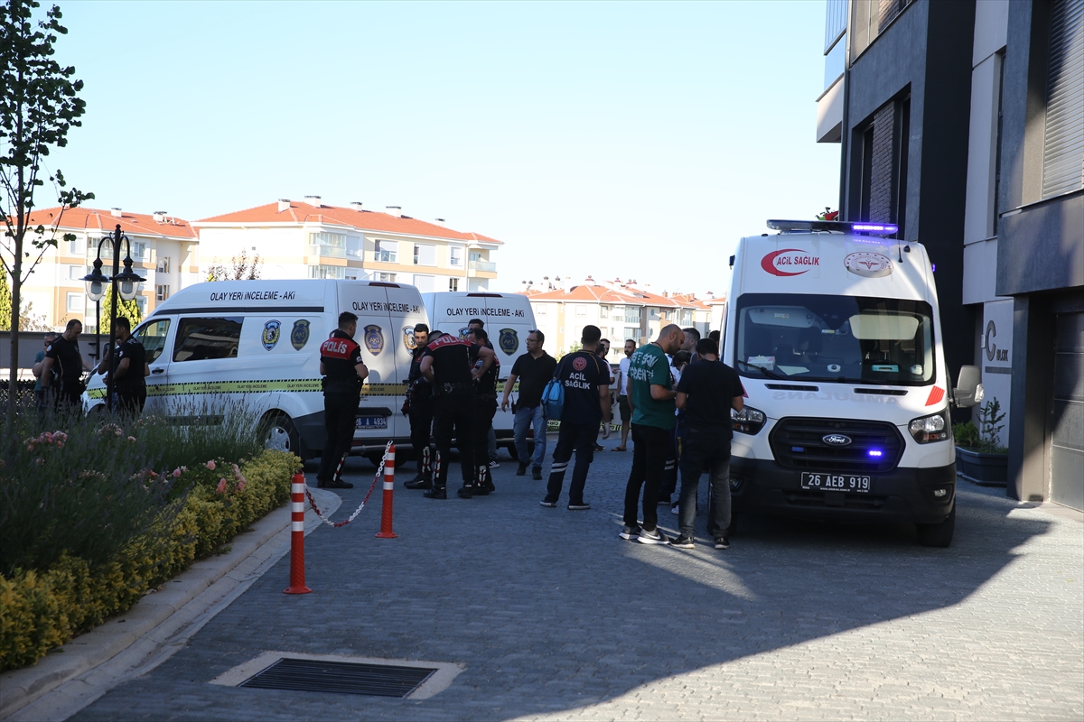 Eşini ve üvey kızını öldürüp intihar etti