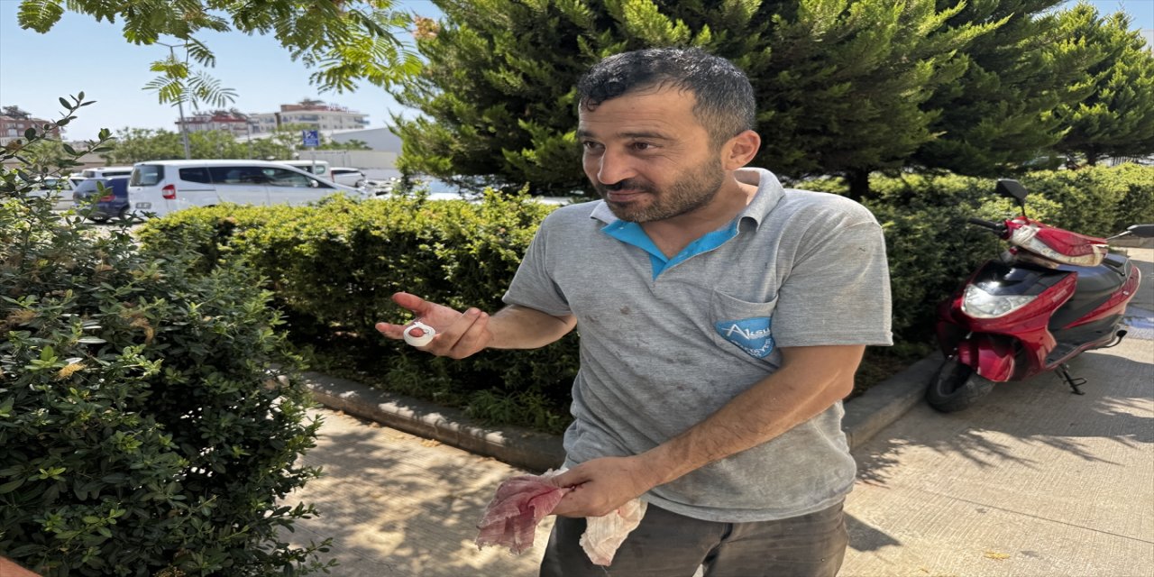 Kurban Bayramı'nın ilk gününde Antalya'da kurban keserken yaralananlar hastanelerin acil servislerine başvurdu.