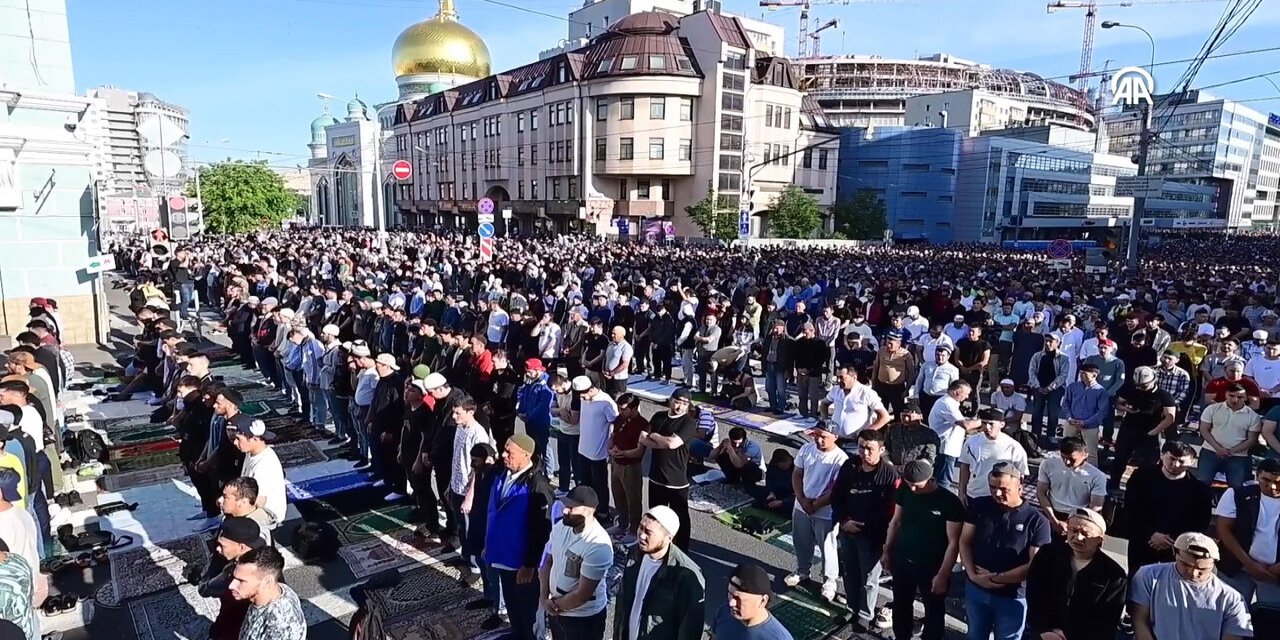 Müslümanlar Kurban bayramı namazında Moskova sokaklarını doldurdu.