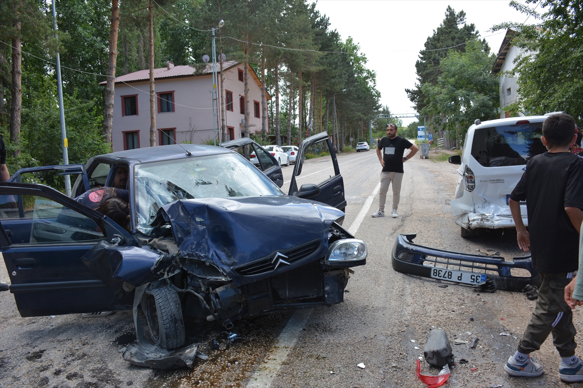 Tokat’ta otomobil park halindeki araca çarptı, 4 kişi yaralandı