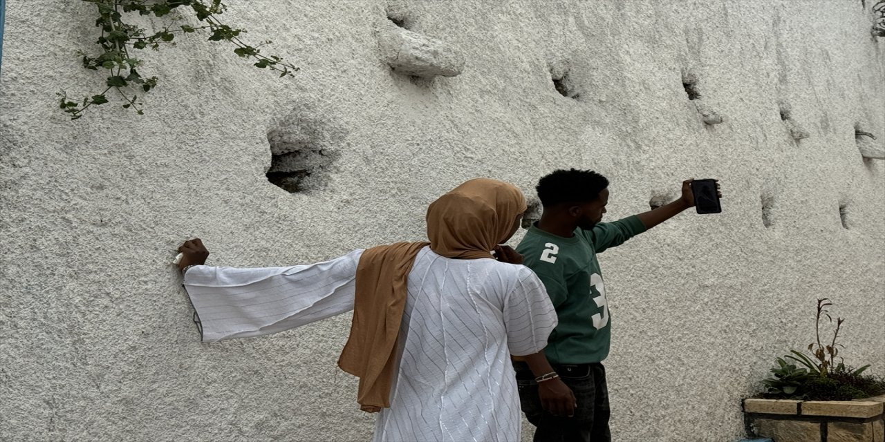 Sokağın her iki ucundan birbirlerine doğru hareket eden küsler, helalleşip dargınlıklarına son veriyor.