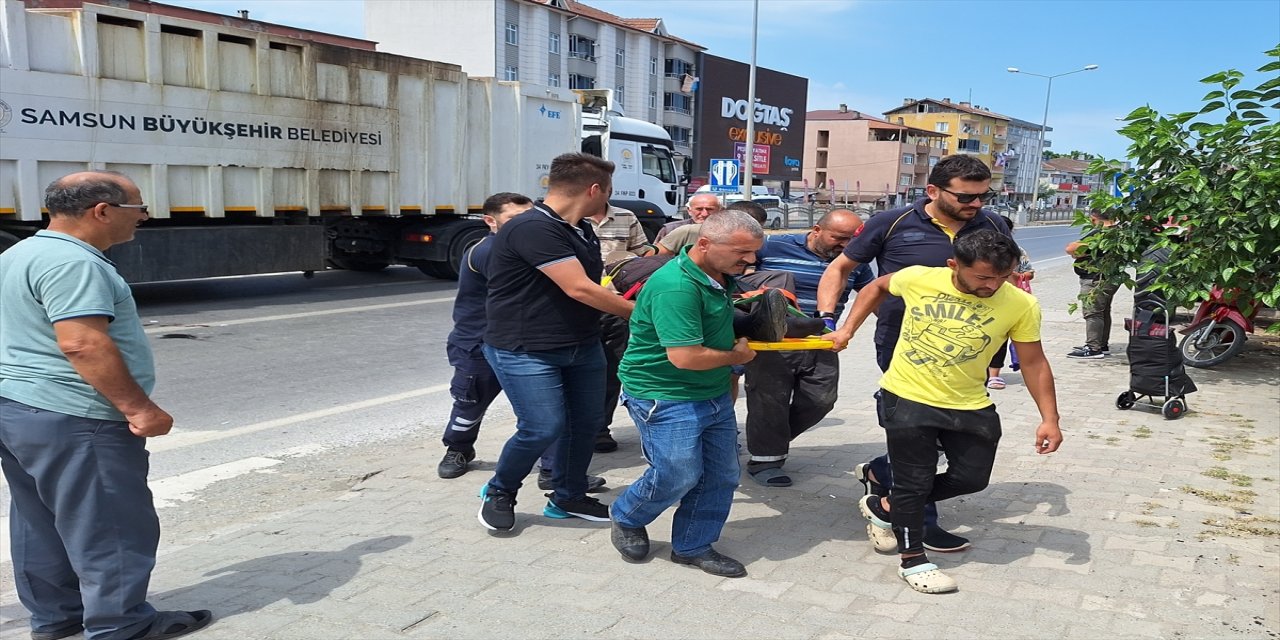 Samsun'un Bafra ilçesinde katı atık taşıyan tıra çarpan motosikletteki 2 kişi yaralandı.